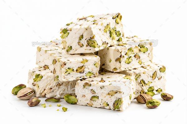 عکس قطعات گز پسته‌ای روی پس‌زمینه سفید