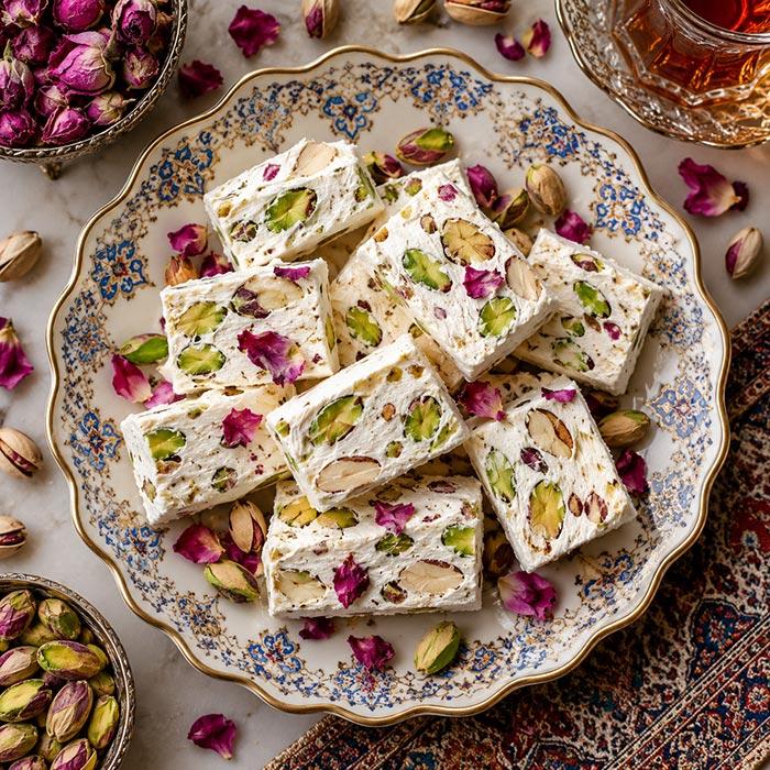 عکس گز پسته‌ای با گل محمدی