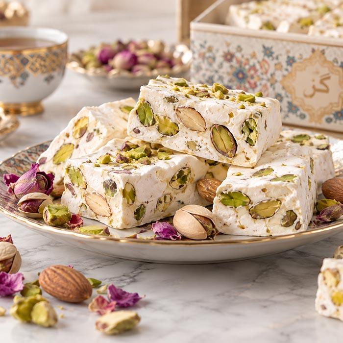 عکس گز پسته‌ای با تزئین گلبرگ‌های خشک